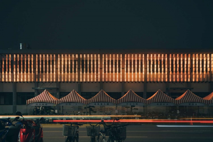 新竹台電活動中心外牆化身裝置藝術！《風乘著光》500 片金屬板隨風擺動呈現魚鱗波光視覺