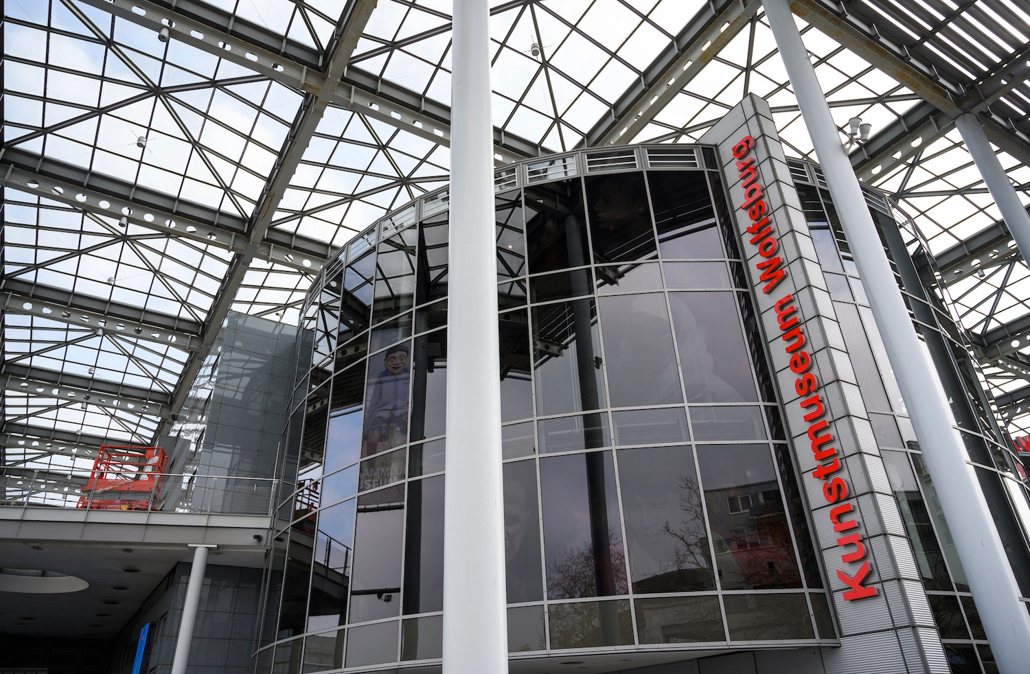 German Museum Dismantles Damien Hirst Installation in Which Flies Die After PETAComplaint