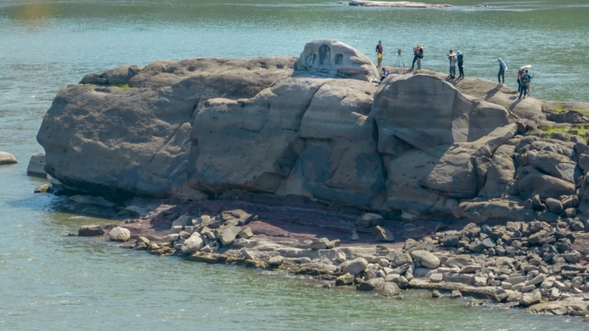 Plunging Waters in China’s Yangtze River Reveal Trio of BuddhistStatues