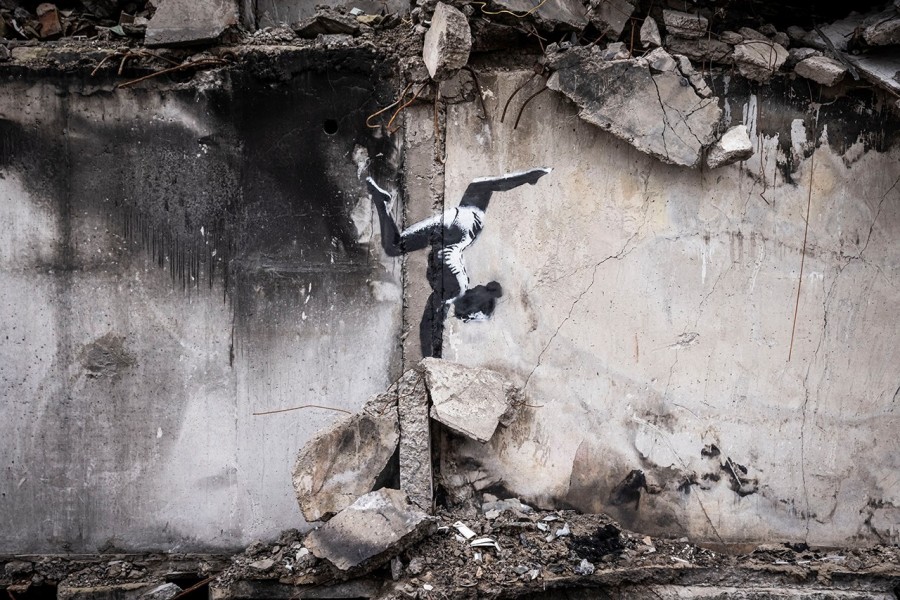 Banksy 最新塗鴉作品在烏克蘭！戰爭殘骸上的體操選手等作，以藝術為社會現況發聲