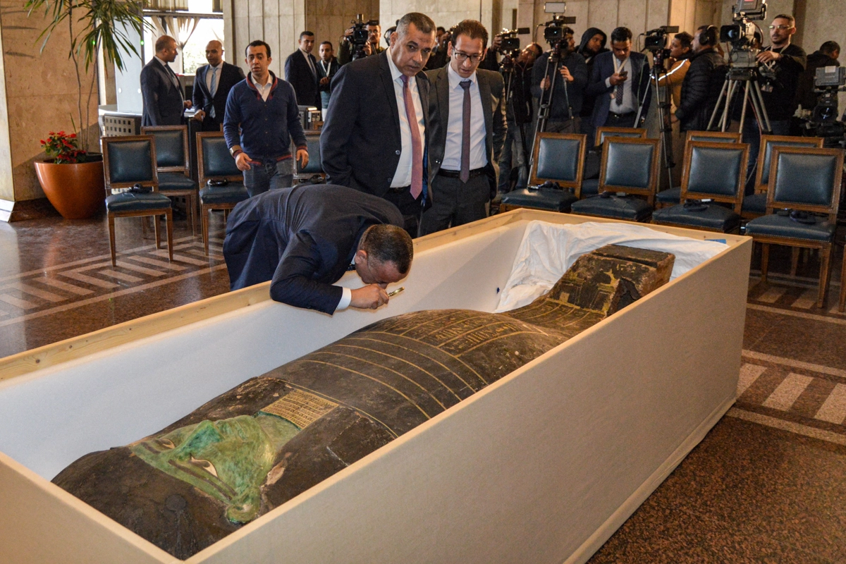 The U.S. Returns Wooden Sarcophagus Looted FromEgypt