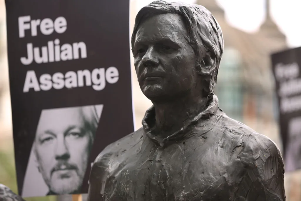 Russian Artist Threatens to Dissolve $45 M. of Artworks by Picasso, Rembrandt if Julian Assange Dies in Prison