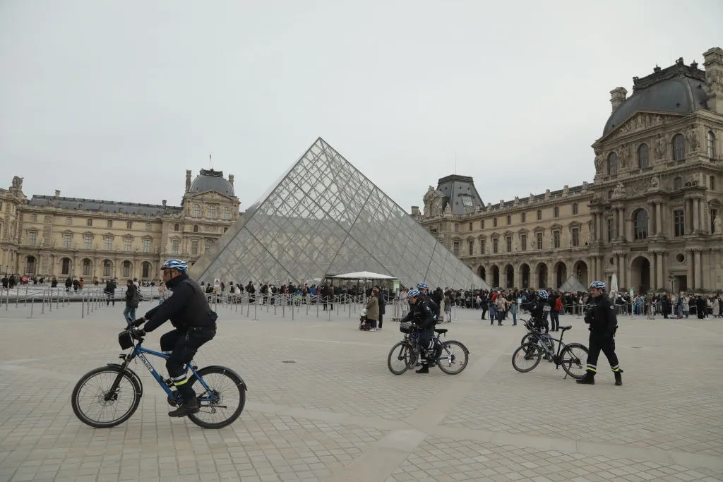 Kendall Jenner Walks Around the Louvre Barefoot During Private Visit