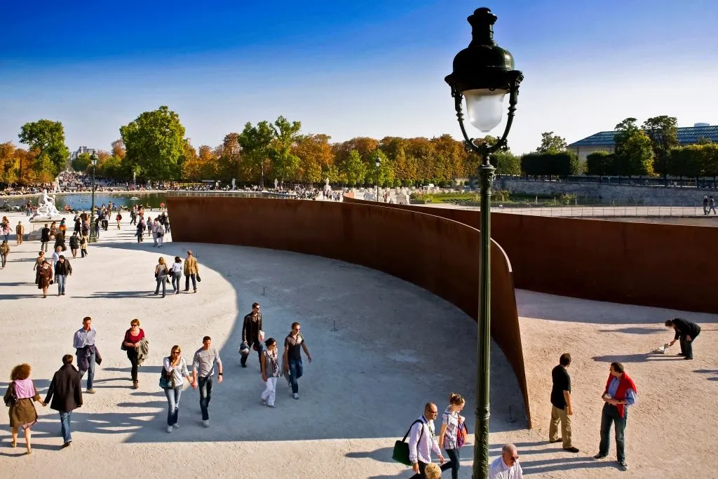 Paris Again Considers Resurrecting Richard Serra Sculpture from Storage