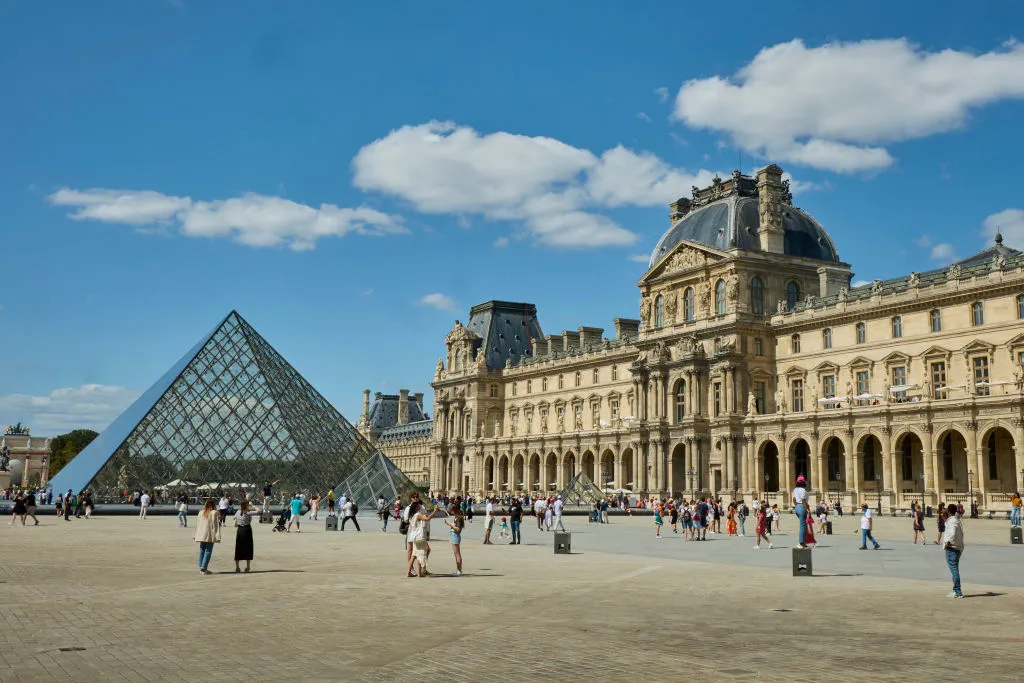In Leaked Memo, Louvre Director Warns of Leaks and Overcrowding, Calls for ‘Reassessing’ Display of Mona Lisa
