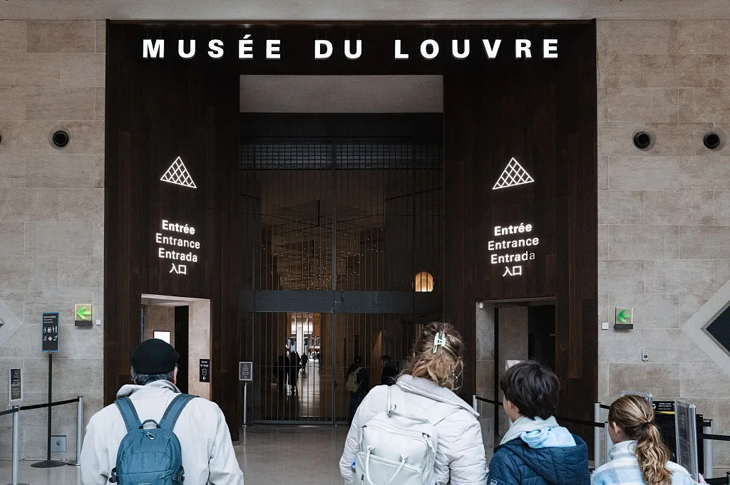Louvre Staff Boo Director Over Security Failures, as Museum Stays Closed Until Wednesday