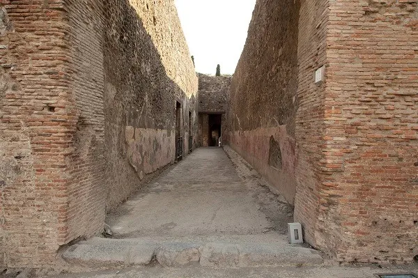 New Imaging Technology Revels Spicy, 2,000-Year-Old Graffiti Along Pompeii Passageway
