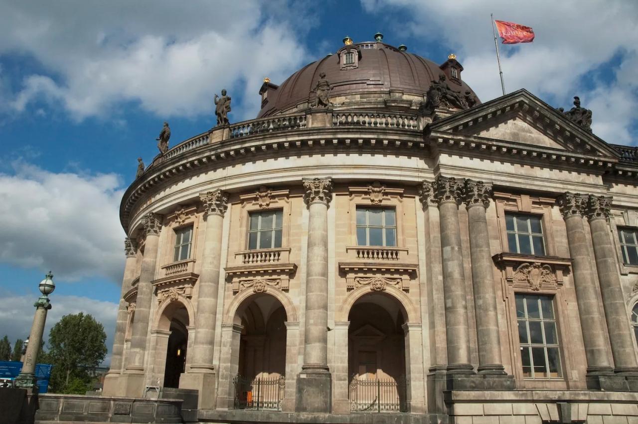 Activist Super-Glues Herself to Display Cabinet at Berlin’s Bode Museum